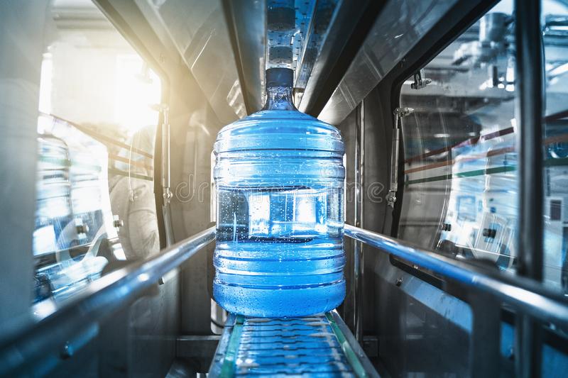 自动输送生产线内净化饮用水塑料瓶或加仑-水厂-水厂，色调-159784116.jpg